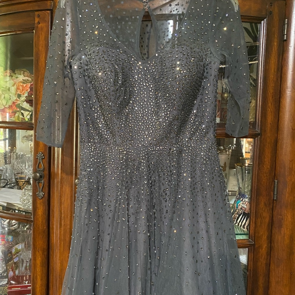 Beautiful gown - Picture 9 of 11